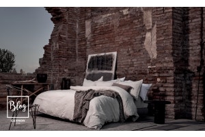 cama 2 plazas con cubrecama en tonos claros