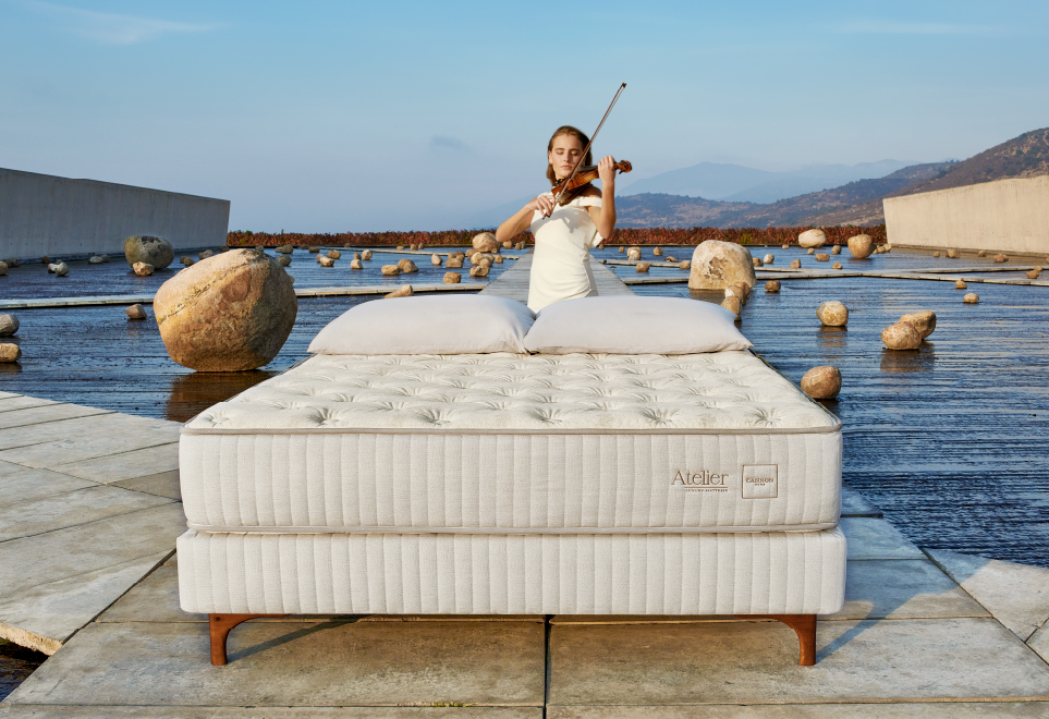 colchón atelier reversible: 50% más de vida útil mujer tocando violín frente a cama atelier cannon home