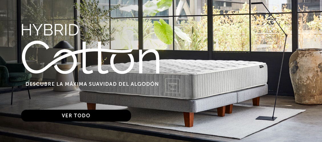 cama 2 plazas con silla gris al costado